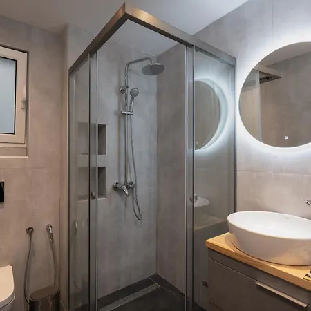Prime Location 1br Hill Aprtm